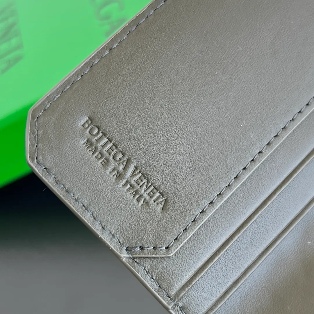 BV's new 796964 woven Piccolo Elap flap calf pickup bag. The classic small woven returns. Compared with the previous style, the woven leather strip is more delicate and has a stronger weaving feel. It inherits the sturdiness and durability of BV. The flip closure has a plug-in structural design. Daily change and cards can be put in. The appearance is durable and can be packed. It is recommended to buy exquisite goods P480 size: 10.2*8.2*0.5cm